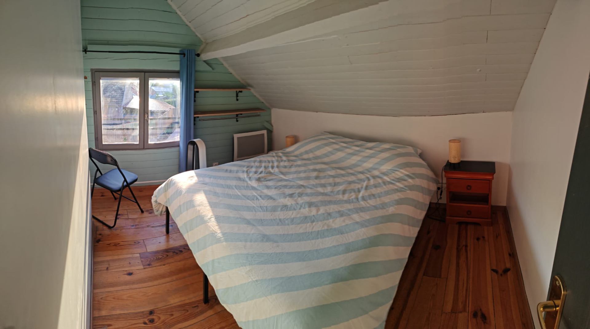 Chambre mansardée chaleureuse du chalet