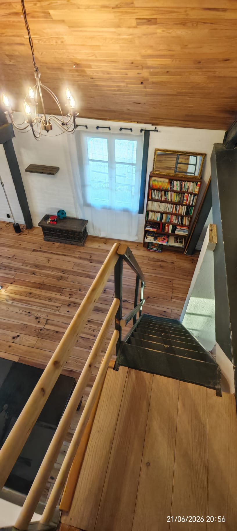 Escalier en bois menant à la mezzanine du chalet