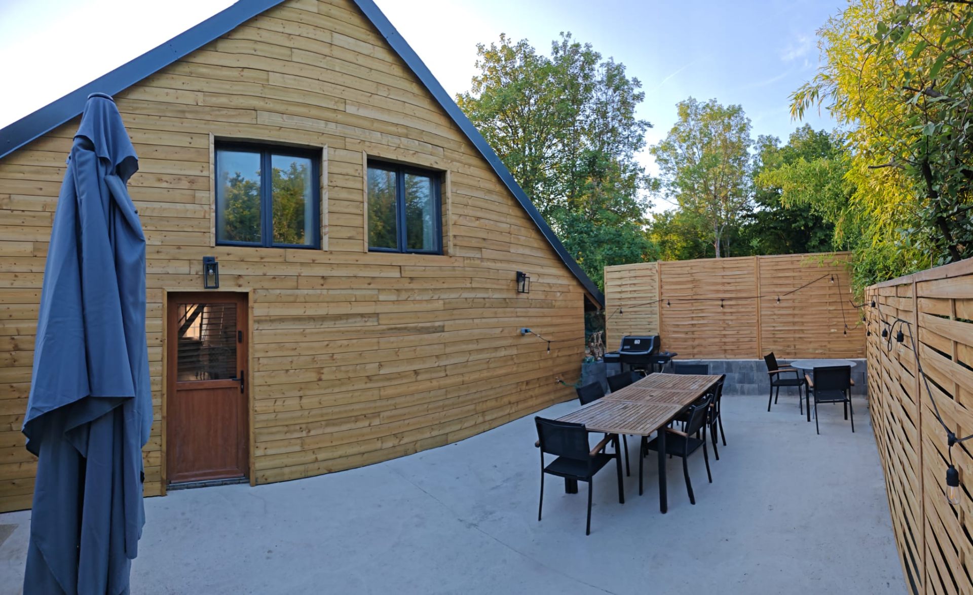 Façade en bois et terrasse extérieure du chalet
