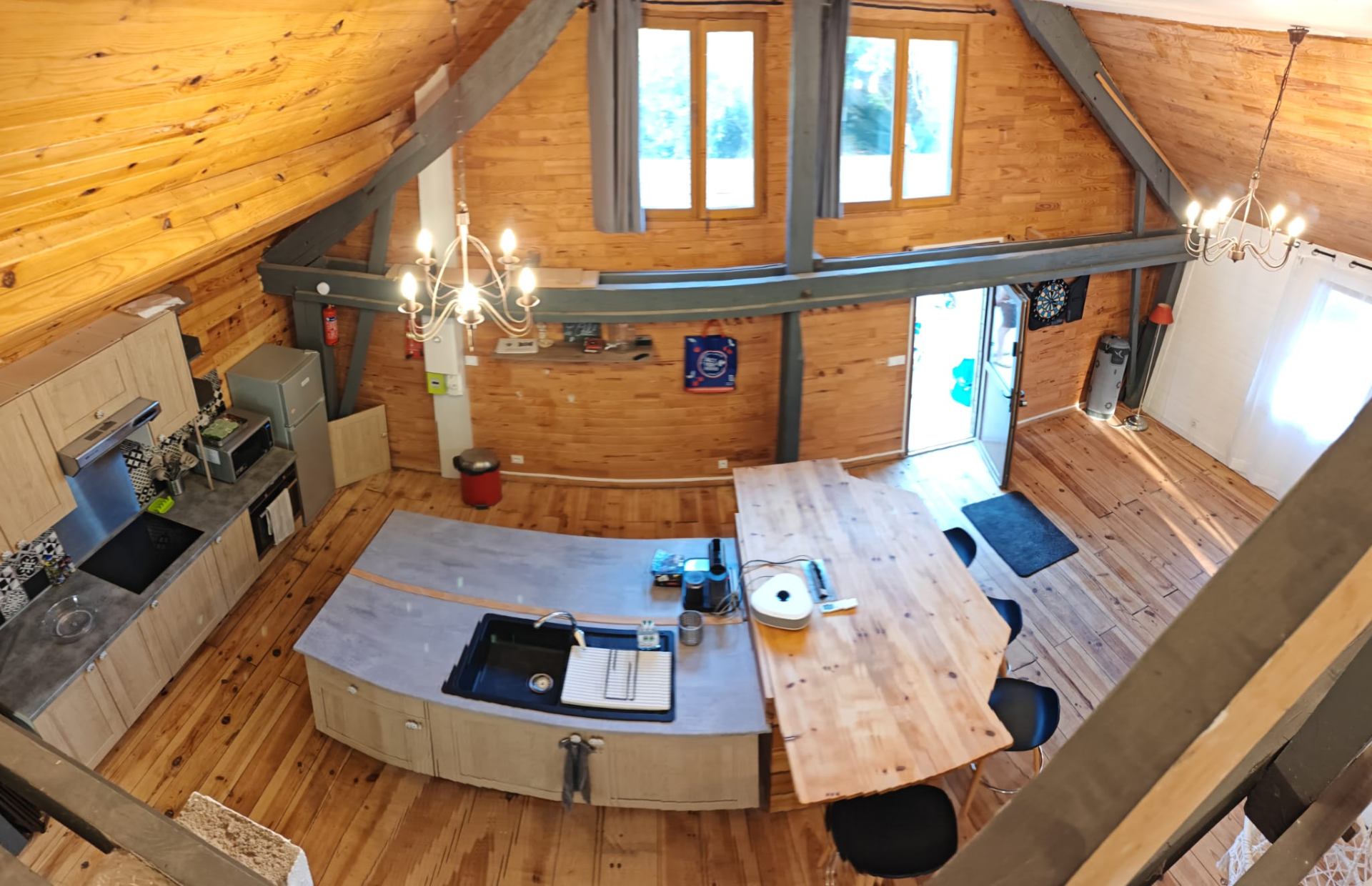 Grande pièce de vie du Chalet de Pierrefonds vue depuis la mezzanine
