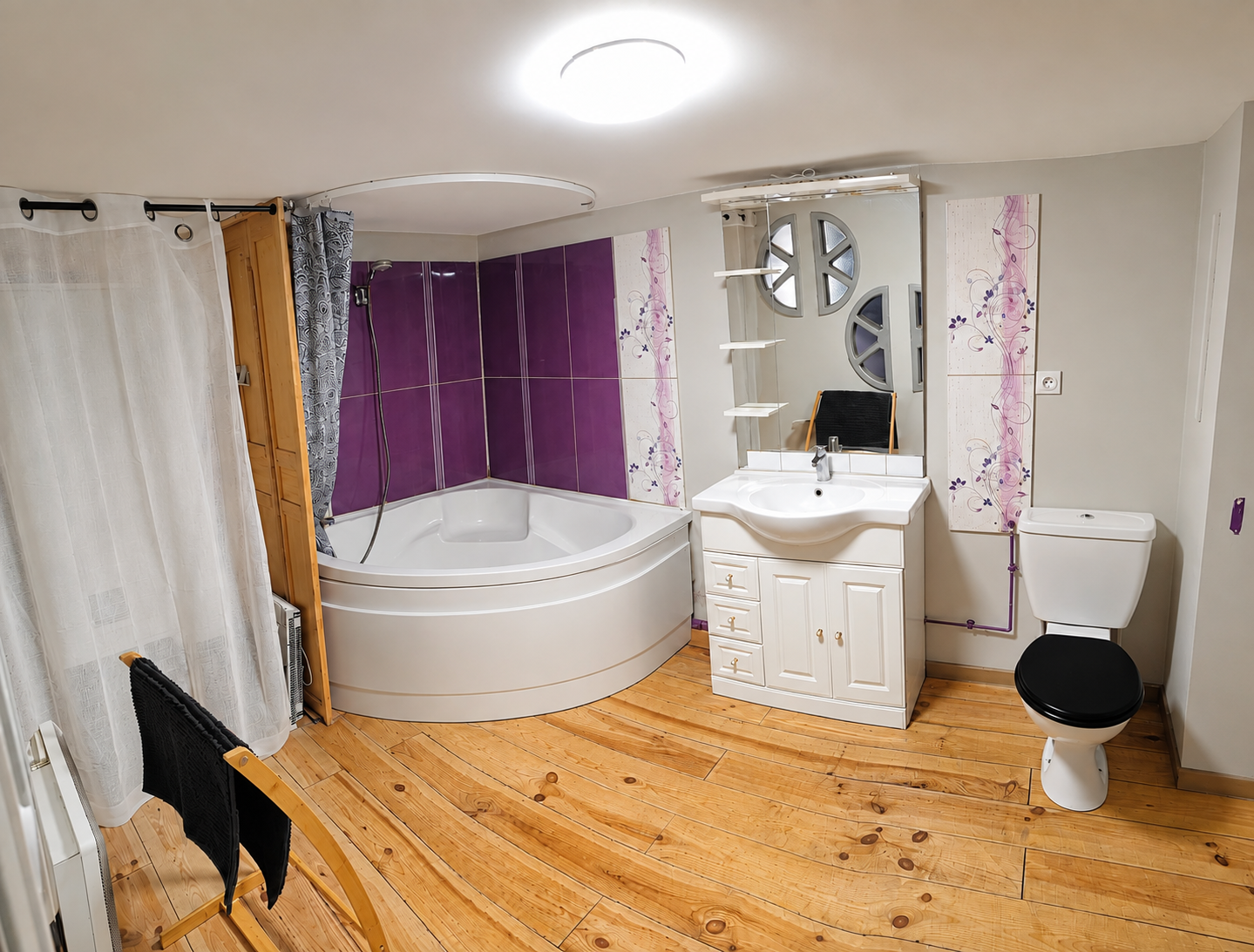 Salle de bain avec baignoire d’angle