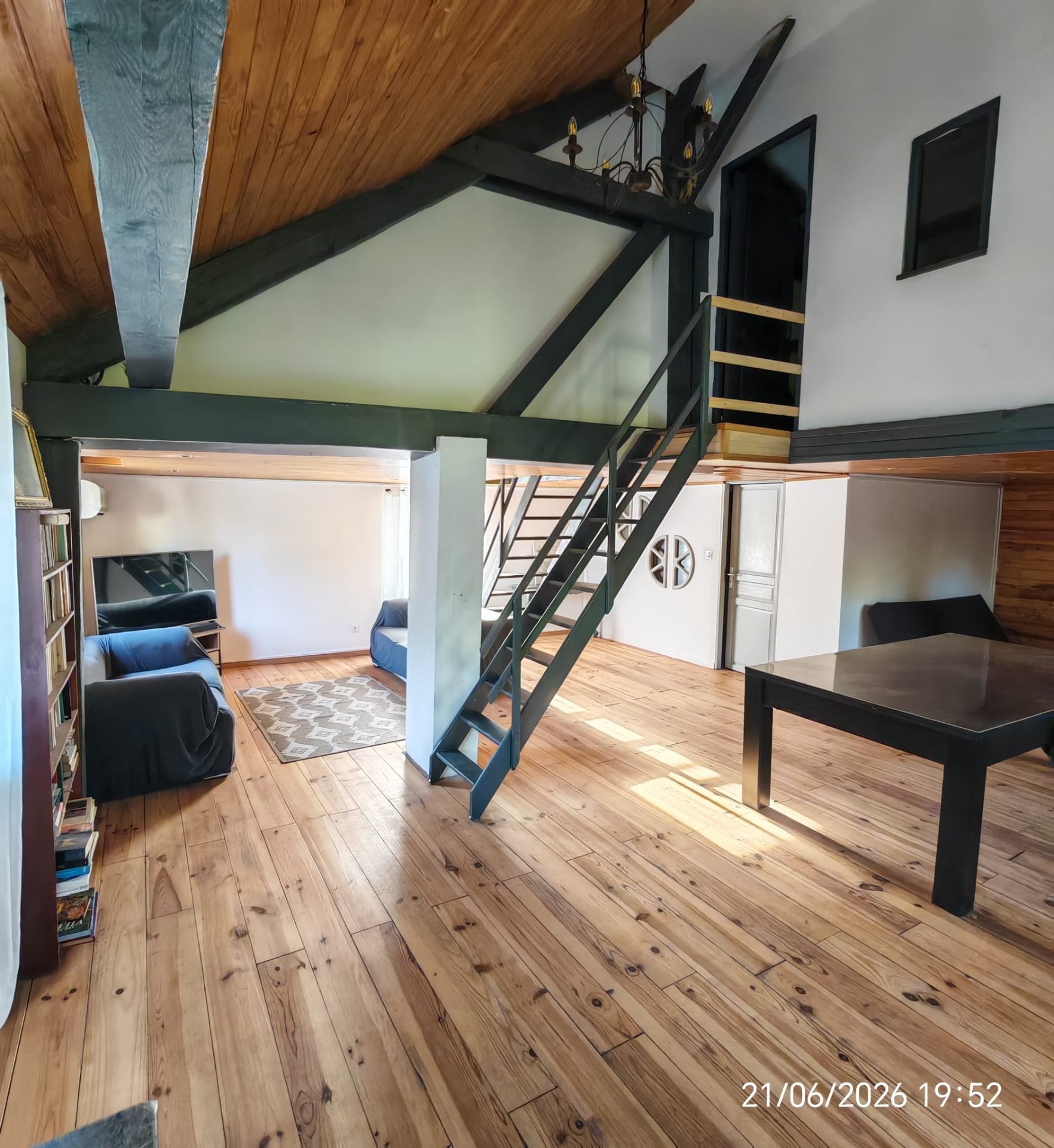 Salon avec mezzanine et escalier en bois